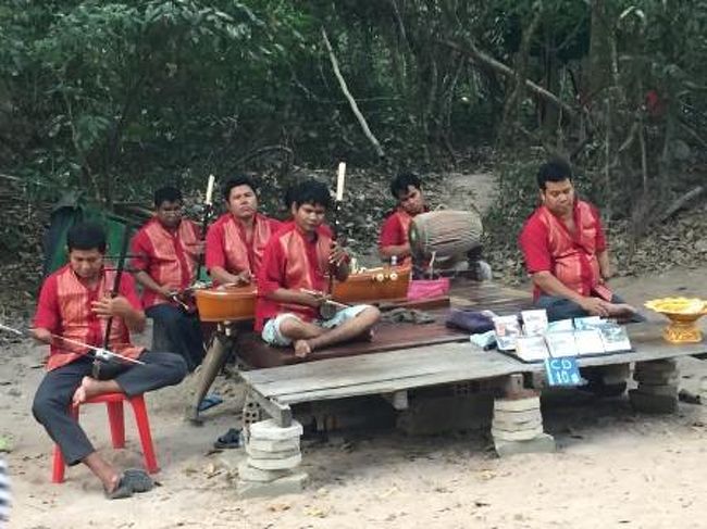 次に、王宮のあるアンコール・トムのほうに向かいました。その途中演奏している人たちがいました。