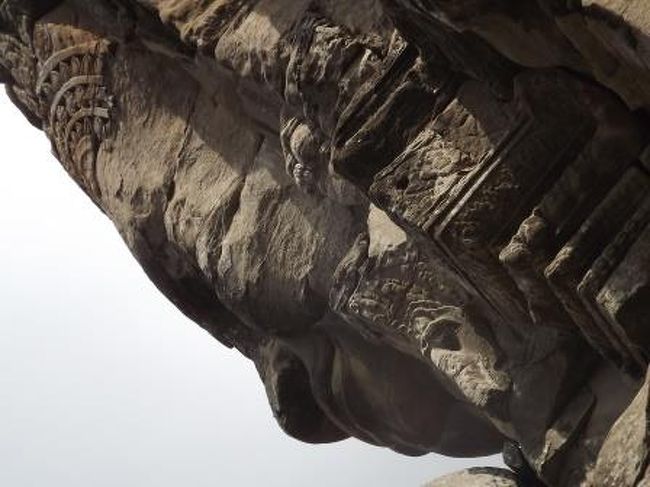 バイヨンと呼ばれている、巨大な顔が並んでいる寺院。<br />プノンペンの王宮にも四方向に顔が並んでいましたが、後で調べると<br />これは観世音菩薩で、4つの方向を見ているということのようですが、<br />絵画などでもよく使われていましたが、<br />そのインパクトは、実際に生で見ると圧倒されました。