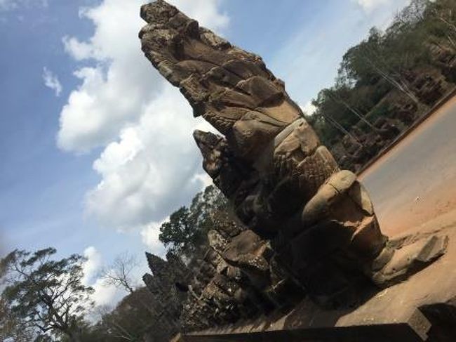 最後に立ち寄ったのは王宮アンコールトムの南大門。ここでツアーは終了で<br />遺跡内に1日置滞在か可能なので、ここで解散もできるとのことでしたが、<br />昼からは暑くなるし、見るべきところはほぼ押さえたのでホテルまで送ってもらうことになりました。このツアーのほかのメンバー（すべて欧米人）も同様でした。