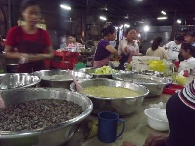 パブストリートの近くの市場に入りました。スィーツのお店が目立っていました。