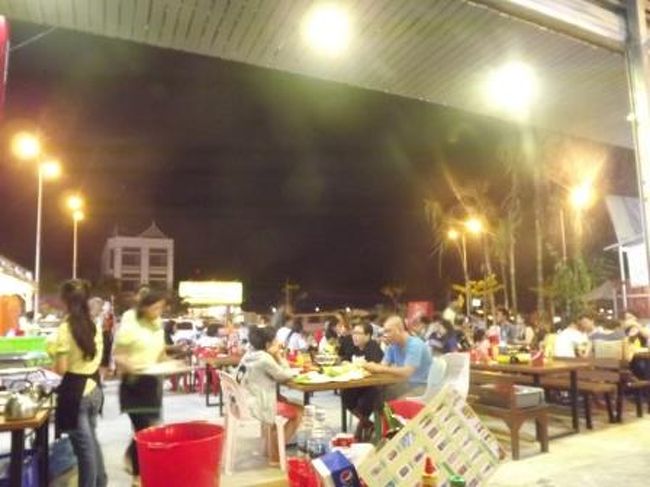 こちらがローカルな食堂。地元の人たちでにぎわっていました。<br />メニューはＢＢＱでそういうのが続きましたので、少しだけクメール料理も<br />注文してみました。