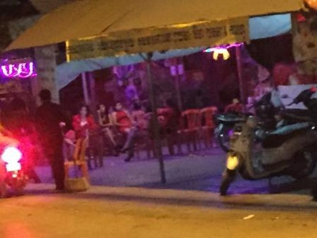 宿への帰り道、このあたりは夜の怪しい歓楽街だったのですが、昼間食べた食堂が、夜には画像のようになっていました。ホステスさんが待機している店だったとは驚きました。