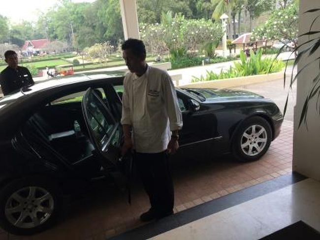 まずは、総料理長と一緒に行く市場見学。ベンツに乗って移動します。