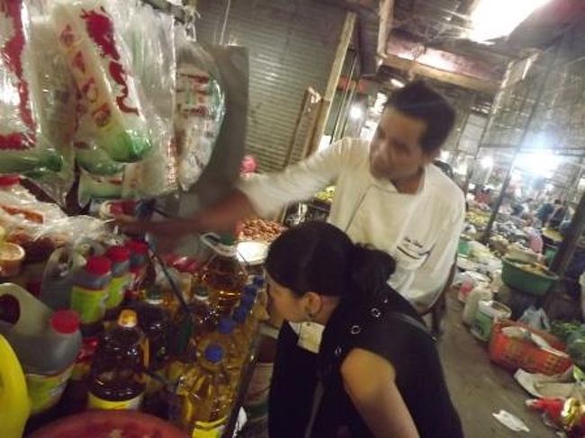 到着した市場は中心部から少しだけ離れたところにありました。<br />大きなローカルホテルで、総料理長がいろいろ説明してくれました。<br />