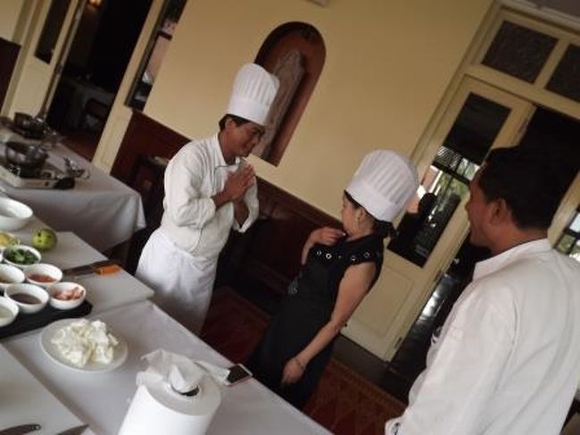 ホテルに戻って、ここからは調理指導のシェフに代わって<br />実際にクメール料理を受講します。