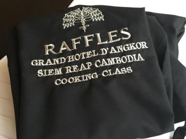 夜は高級なバーになる場所をほぼ貸しきり状態で学ぶことができました。<br />破格の一人80ドルでいろいろついて、100ドルと高くつきましたが、ワインがついていたり、こういう記念のエプロンやクメール料理のレシピ本もついていましたので<br />投資した価値がありました。