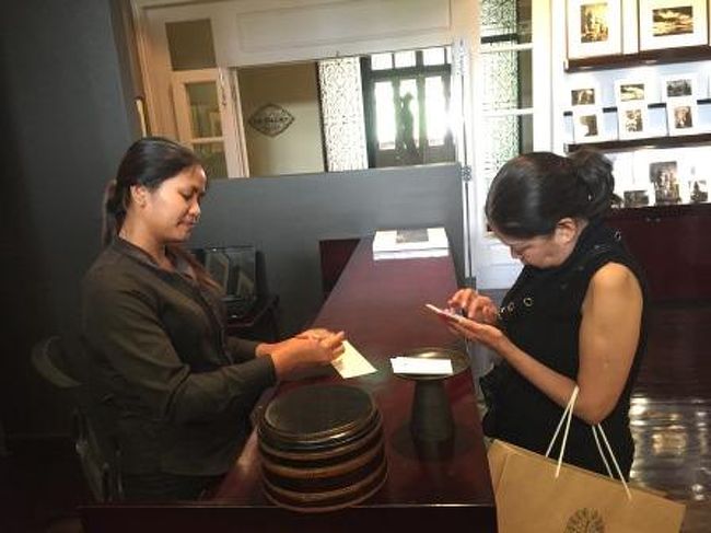 ホテル内を少し歩くと、芸術的な写真を販売しているお店がありました。<br />小さいのを一枚購入しました。店の人に日本語を押してほしいといわれて<br />少し教えました。こういうホテルで働くような人は、こうやって日本語を覚えてスキルアップするんですね。