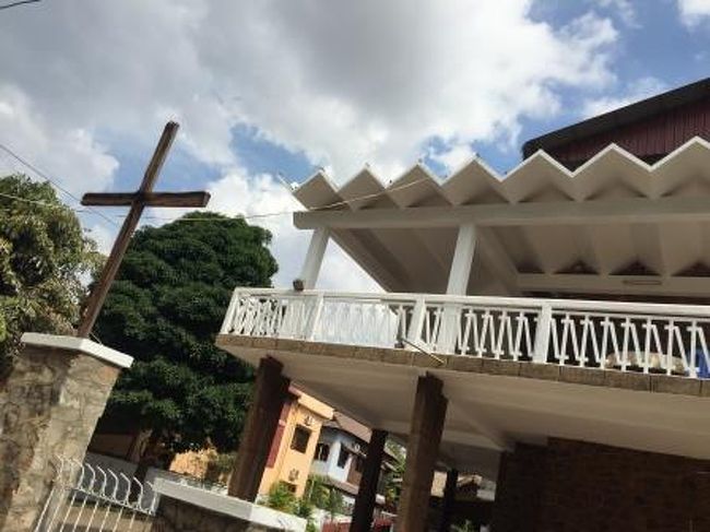 ホテルからシェムリアップ川を渡ったところにはカトリック教会がありました。