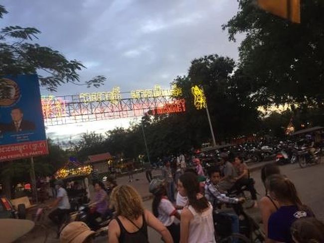 夕方になりシェムリアップ最後の夜を楽しむため、三度パブストリートを目指します。