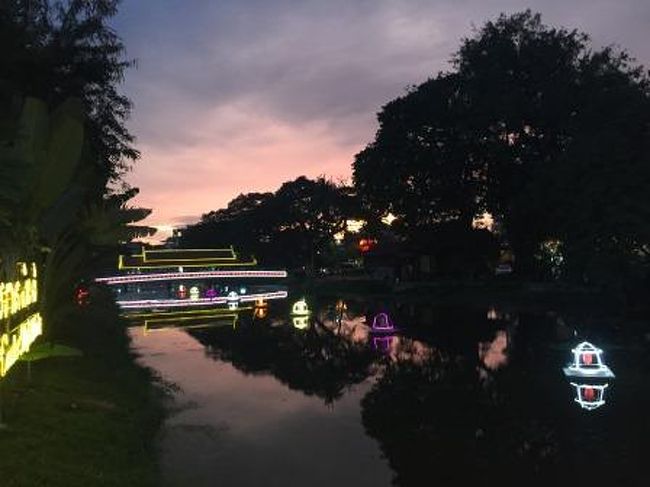 オールドマーケットの前のシェムリアップ川の夕焼け空と照明が綺麗です。