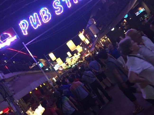 パブストリートは、夜が本番。世界中の人が来るこの歓楽街をみながら<br />カンボジア最後の夕食の場所は少しだけ離れたところにしました。