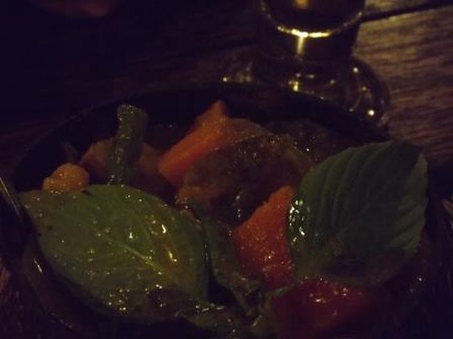 ちょっと薄暗い証明ですが、クメール料理の復習もかねていただきました。