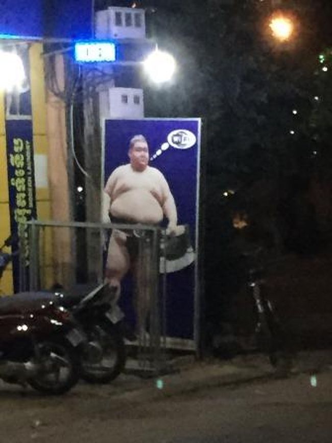 途中で見つけた広告の看板。日本の力士がアイロンを持っていました。