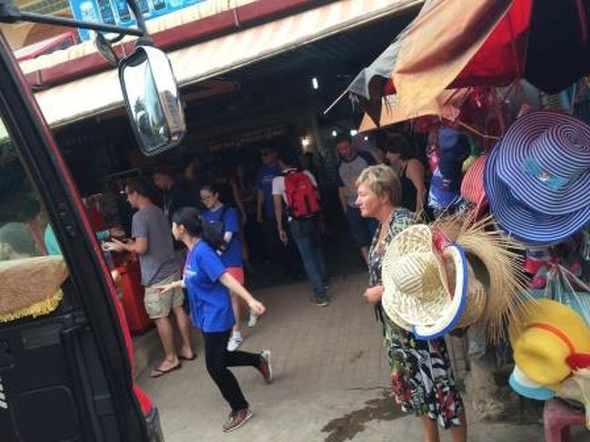 途中のところでトイレ休憩がありました。ここもいろんな国の観光客でいっぱいでした。