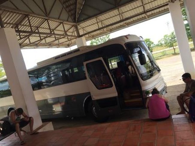 ここで少し残念なことが・・・・国境の直前でバスは停止して<br />「国境が混んでいるからしばらくここで食べておいてくれ」と手配師が<br />いいます。しかしお店はほとんど開いておらず、インスタントラーメンやスナック菓子しかなく、途方にくれます。