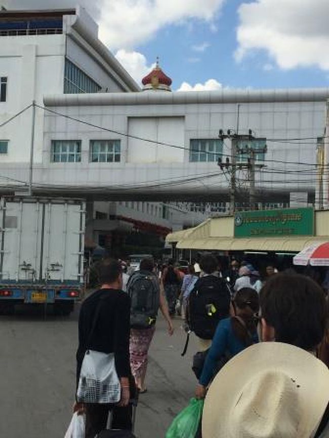 40分くらい足止めされてようやく国境に来てバスから開放されました。<br />カンボジアの出国ゲートに並びます。