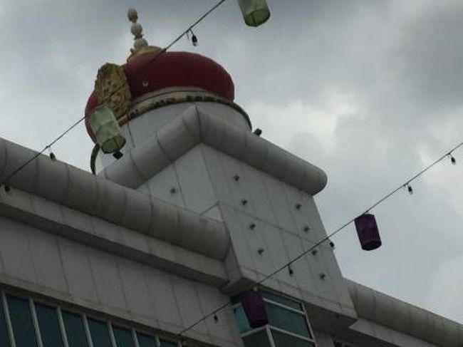 国境地帯にあるのがカジノホテル。カジノで儲けるのは実はホテルといわんばかりのつくりです。