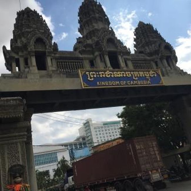 そのまま歩くといよいよ国境です。このゲートを歩いてくぐってタイに入国しました。