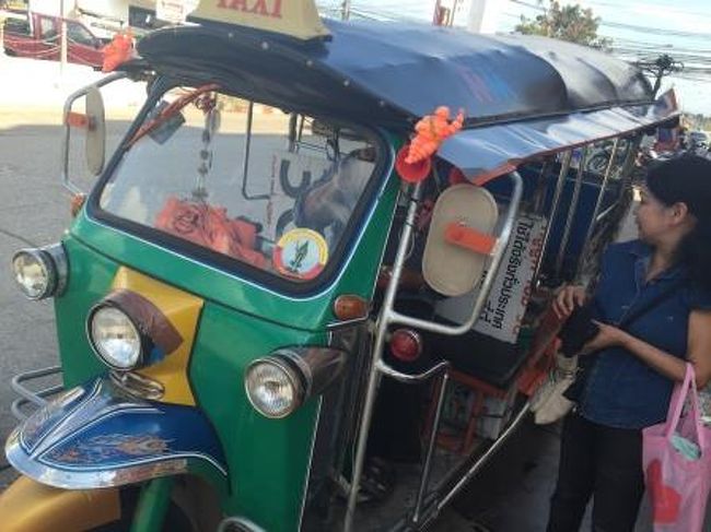 タイの入国手続きを終え、怪しい両替屋に引っかかりかけながらも<br />無事にアランヤプラテートのバスターミナルまでトゥクトゥクに乗ってきました。<br />タイのトゥクトゥクはなじみの物ですが、今までカンボジアのそれだったのでちょっとだけ違和感を感じました。