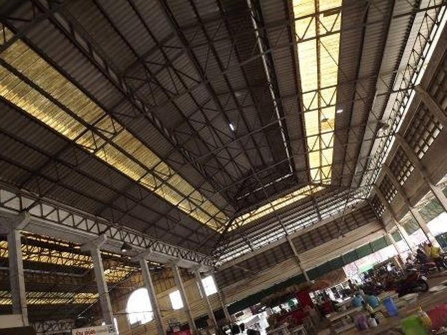 アランヤプラテートのバスターミナルに到着しましたが、次に目指す町<br />ナコーンラーチャシーマ行きのバスは出たといわれました。<br />仕方なくとりあえず食事をしようとレストランで注文していると<br />遅れてバスが入ってきましたので、注文した食事をキャンセルして<br />芋だけ購入してバスに乗り込みました。