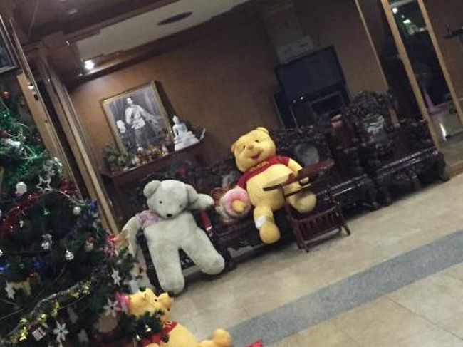 ここからトゥクトゥクにのって旧市街の真ん中にある大型ホテルに到着します。<br />入り口で有名なキャラクターがお出迎えです。