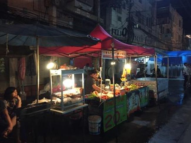 宿に荷物を置いて外にでると、ナイトマーケットが出ていました。