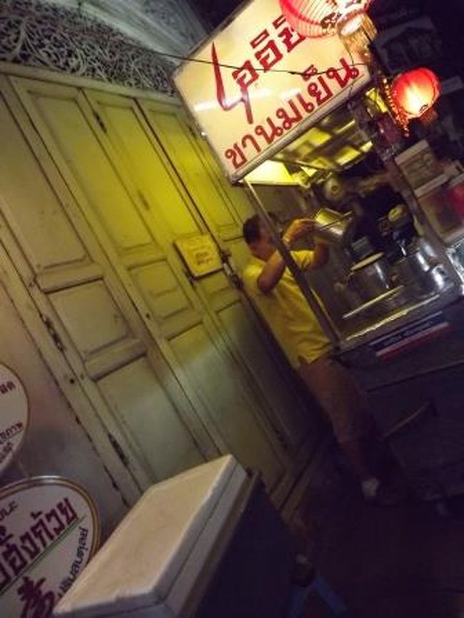 帰り際に、ツバメの巣のスープを販売している屋台がありましたので<br />これも頂ました。バックの建物とともに味わいある分にｋ知恵巣