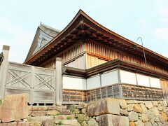 でも、この中は400円だって。
1609年、丹波篠山城が築城されたと同時に建設された大書院。
かなり大きな木造建築物で、現存する同様の建物の中では京都二条城の二の丸御殿遠侍に匹敵する建物だそう。
といっても、当時のものは焼失し、2000年に再建されたものですが・・・