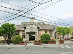 交差点の真ん中に誰の目にも飛び込んでくるだろう立派な建物が！
丹波篠山大正ロマン館といい、館内は、レストランやカフェ、売店などが占めているらしい。

http://tanba-sasayama.or.jp/romankan/
