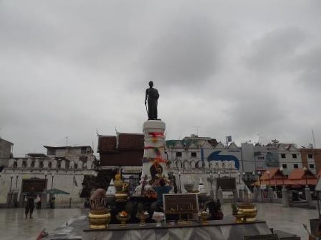 この町で有名な「ヤーモー」像です。