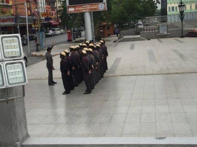 町で一番重要な場所だけに地元の警察官が朝礼をしていました。