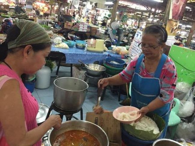 市場内の食堂で一番はやっていそうなところでカレーを頂きました。