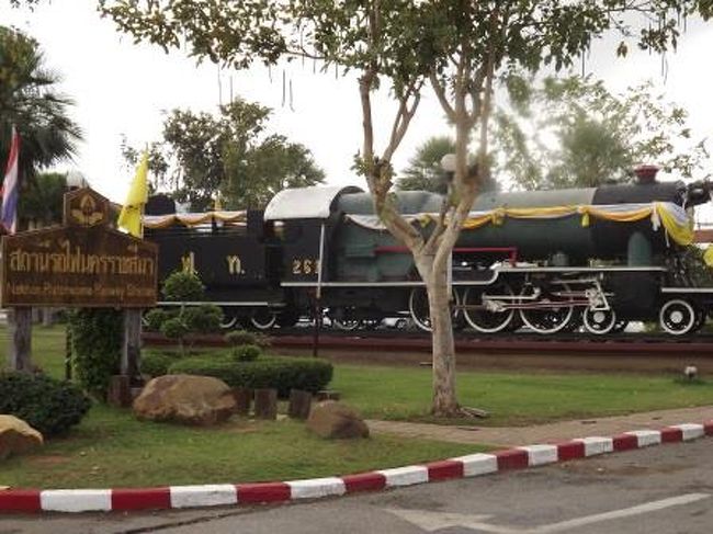 ナコンラチャシーマ駅です。入り口にＳＬが展示してありました。<br /><br />残念なことに予定していた列車はすでに発車してしまい<br />次の列車に乗ることになりました。