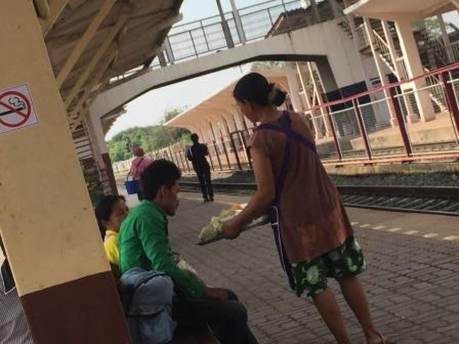 駅で待っていると物を売ってくる人がいます。