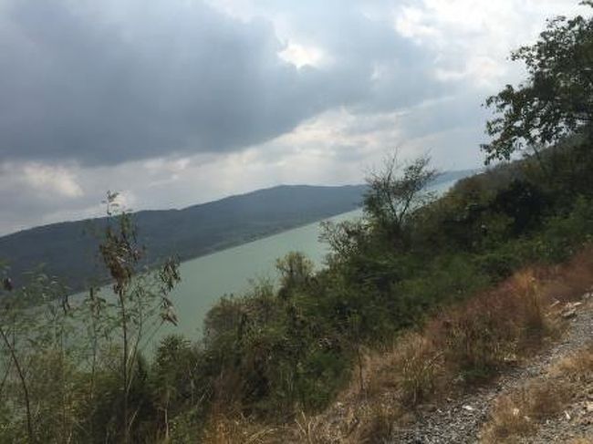 列車は湖の横を走っていきます。