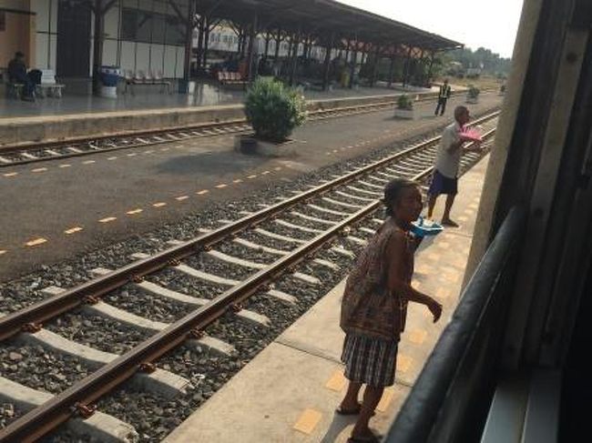 途中の駅や車内では、物を売ってくる人が頻繁にいましたので<br />見ていて飽きることはありませんでした。