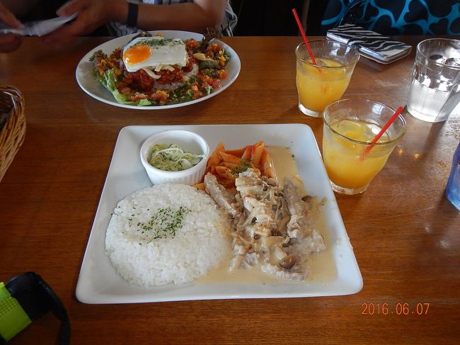 主人は島ぶたランチ<br /><br />主人にとっては量が少なく、お味も・・・で、私のタコライスの方が正解だったようです。