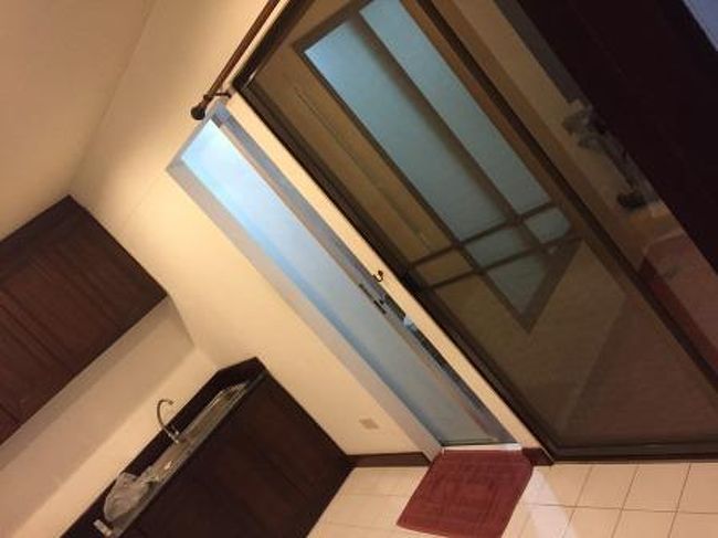 バンコクの宿はコンドミニアムで、今夜と明日の2泊します。シャワールームが2箇所あるのが特徴でした。