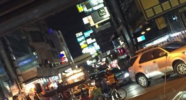 帰り道、バッポン通りとかタニヤ通りといわれる歓楽街の横を取って宿に戻りました。