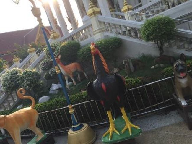 ドンムアン空港に到着後、搭乗の手続きを終えて、時間があるということで、空港近くを散歩しました。するといろんな動物の模型がある仏教寺院（ワット）を見つけました。