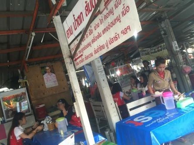 今から乗る飛行機は、エアアジアというＬＣＣということもあり、近くの食堂で<br />食事を取りました。するとエアアジアの制服を着た航空関係者の多くがこちらで食事をしていました。社員食堂の役目も果たしているようです。