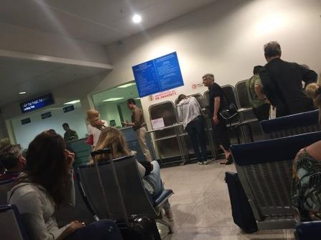 ベトナムのタンソンニャット空港に到着。事前の情報収集不足でベトナム出国後、３０日以内の再入国時にＶＩＳＡが必要ということを知らなかったので。ＶＩＳＡ代がかかってしまいましたが、これもよい勉強代です。こちらで３０分ほど待ったらＶＩＳＡを取得でき無事に再入国できました。