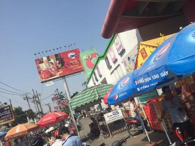 ここからタクシーに乗った先は、いつもの買い付け先ＢＩＧ−Ｃです。