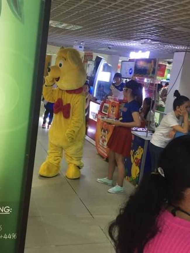 入り口には怪しい格好の着ぐるみがいました。基本的に胴が長いですね