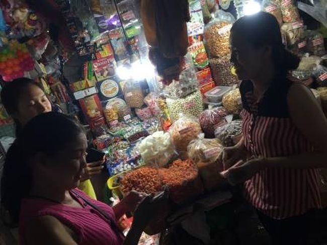 タンディン市場で最後の買い付け。特にこちらの干し海老ははずせません