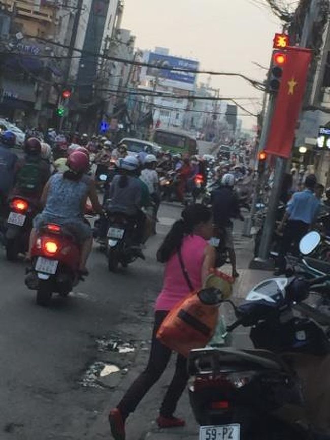 ハイバーチューン通りの夕方の通勤バイクの洪水。<br />さあ、この旅の滞在もタイムリミットが迫ってきました。