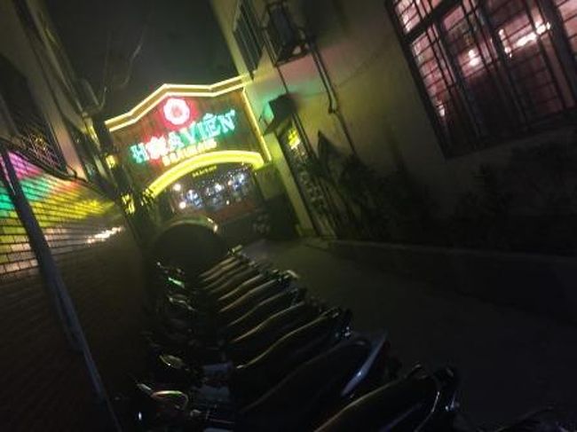 旅の最後のディナーとして選んだのが、ベトナムに着てから何かと縁の深い<br />こちらのクラフトビールのお店。チェコビールが楽しめます。<br />しかし、ちょっと料理の値段も破格になっていて、ビールが主体のため料理に期待<br />できないこともあり、飲むだけにとどめました。