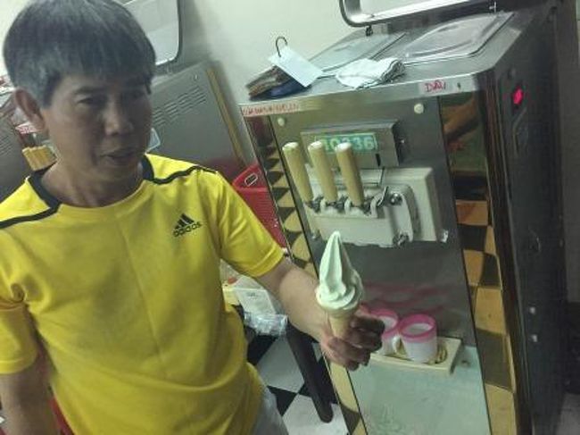 若い人ではやっているお店が気になり、別腹でソフトクリームをいただきました。