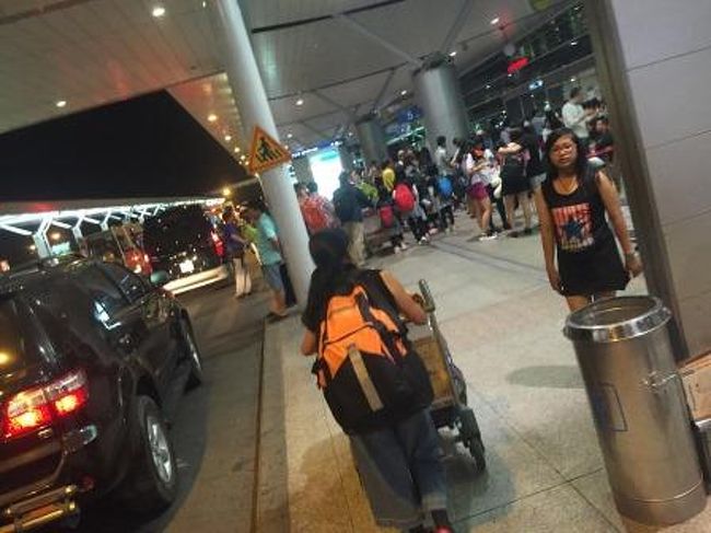 タクシーで空港に到着です。