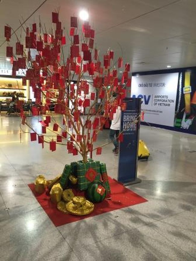 空港内にあった記念物。下にお金の模型が落ちていました。<br /><br />こうして飛行機に乗り込みました。手元のベトナムドンはほぼなくなっていました。